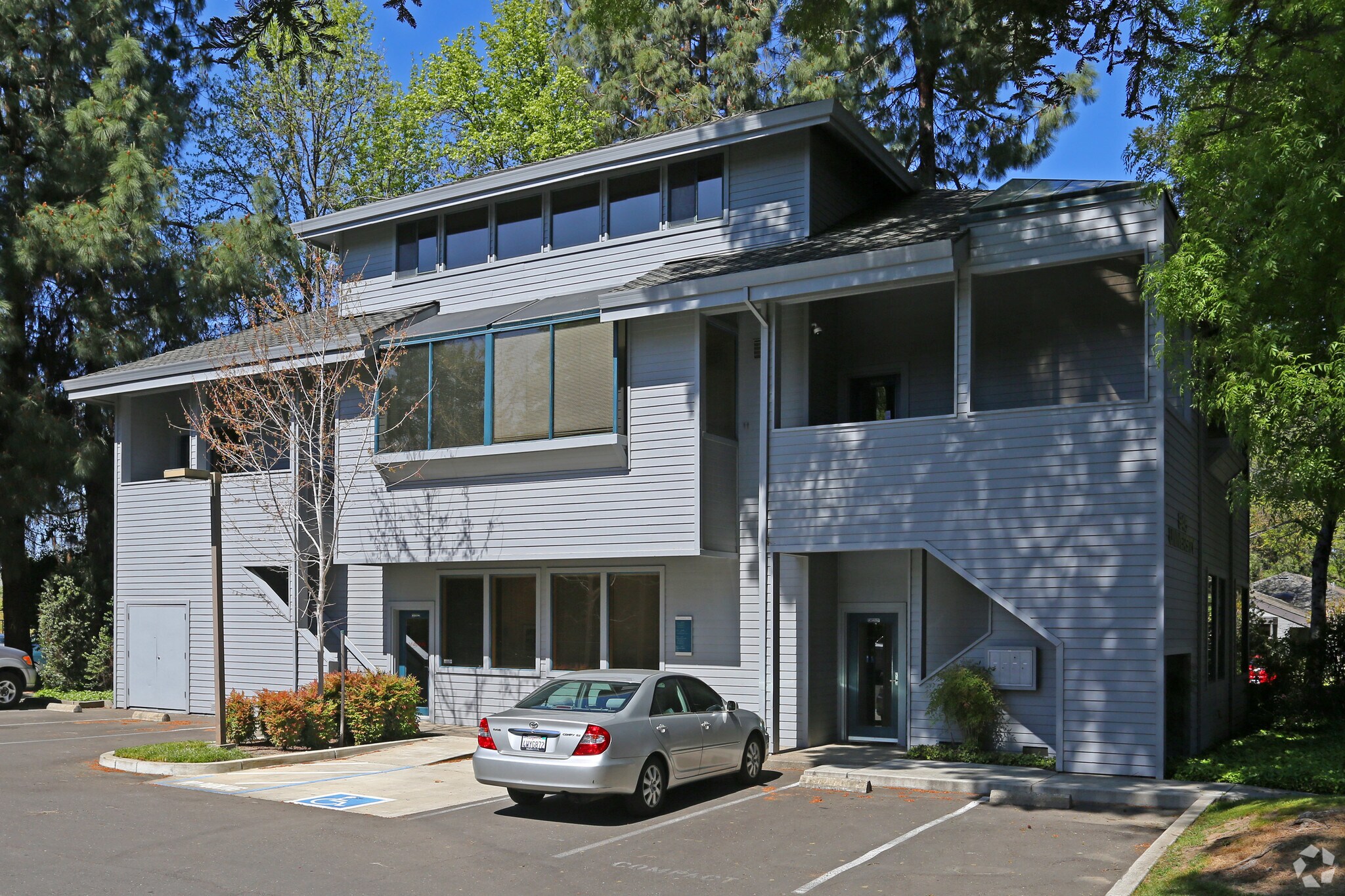 945 University Ave, Sacramento, CA à louer Photo de l’immeuble– Image 1 sur 13