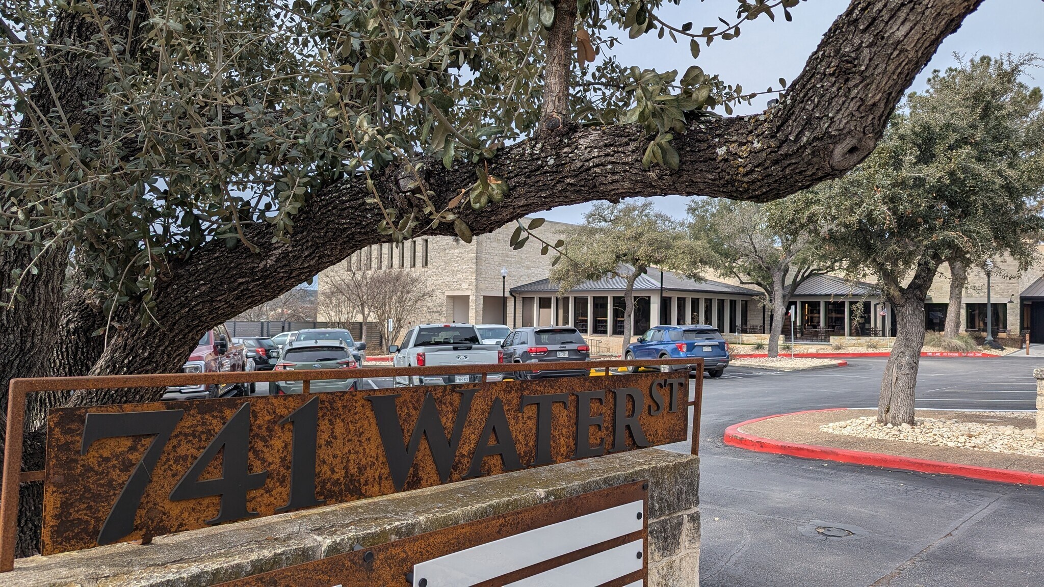 741 Water St, Kerrville, TX à louer Photo principale– Image 1 sur 20