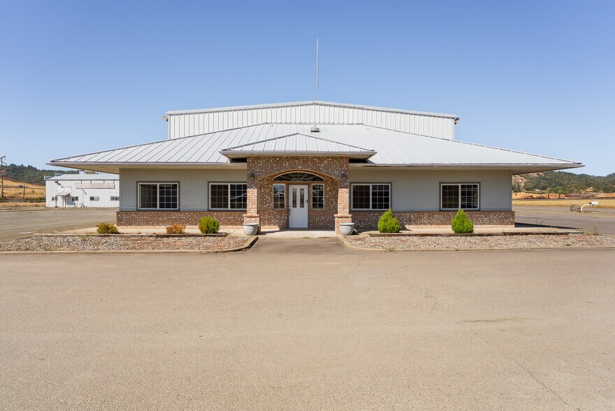 180 Weyerhaeuser Dr N, Roseburg, OR à vendre - Photo de l’immeuble – Image 1 sur 59