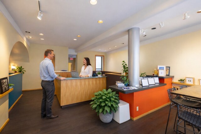 15 N Gore Ave, Webster Groves, MO à louer - Photo de l’immeuble – Image 3 sur 5