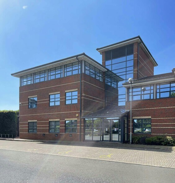 3 The Lakes, Northampton à louer - Photo de l’immeuble – Image 1 sur 8