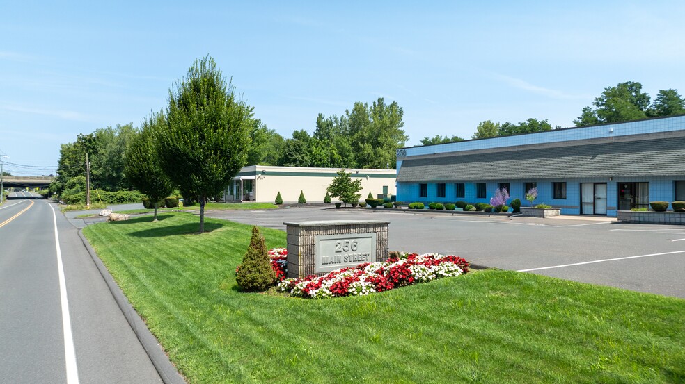 256 Main St, East Windsor, CT à vendre - Photo de l’immeuble – Image 2 sur 41