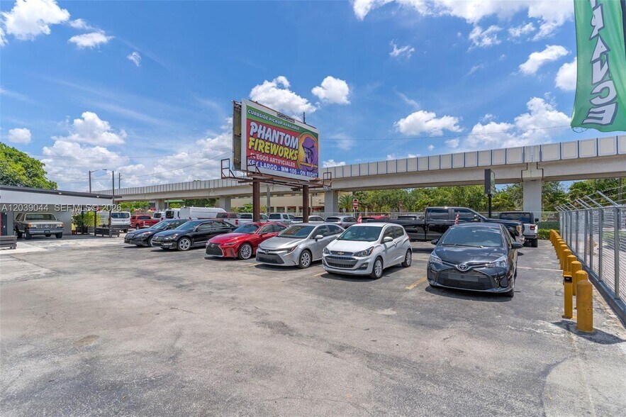 2729 NW 56th St, Miami, FL à louer - Photo de l’immeuble – Image 3 sur 20