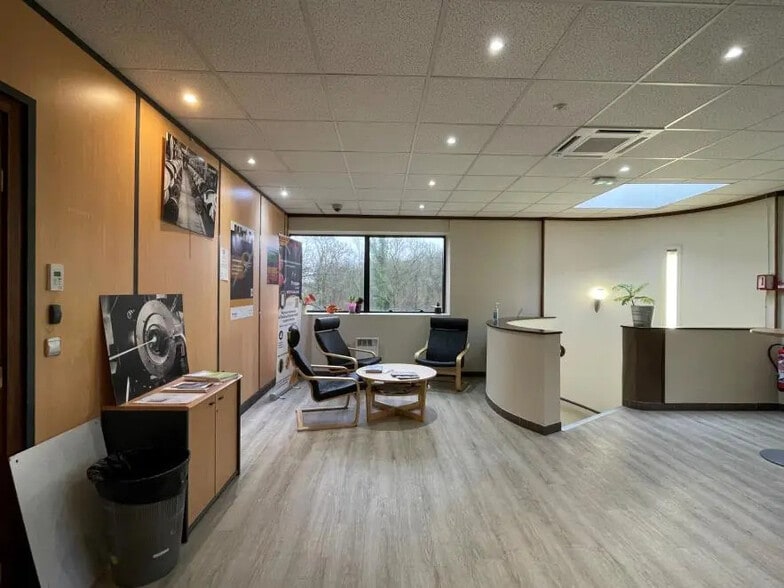 Bureau dans Champs-sur-Marne à louer - Photo de l’immeuble – Image 2 sur 9