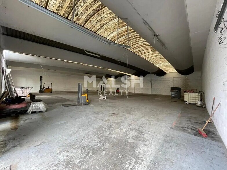 Local d’activités dans Saint-Priest à louer - Photo de l’immeuble – Image 3 sur 7