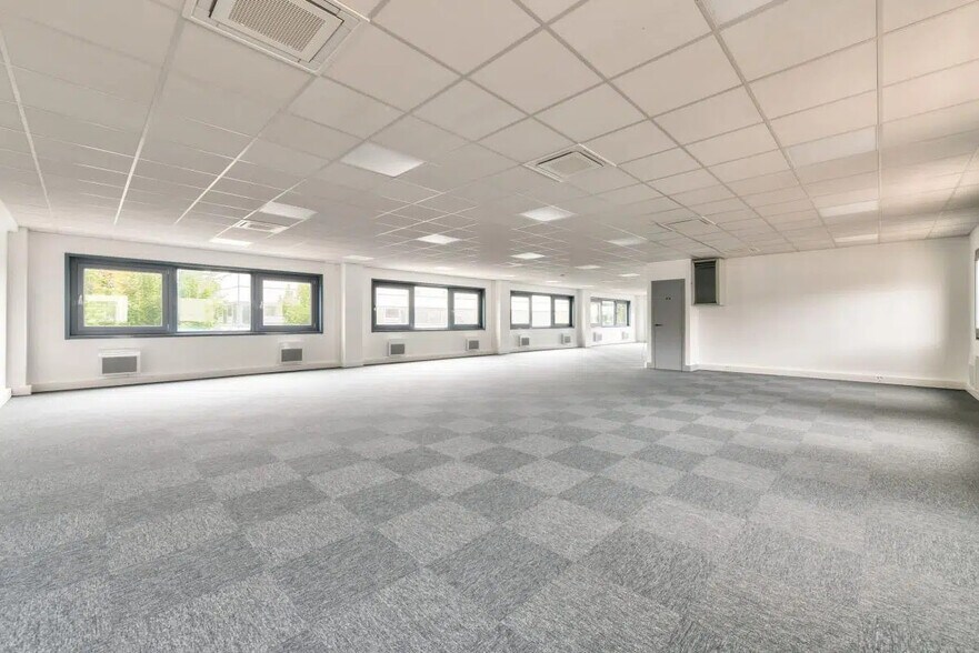 165 Rue De La Belle Etoile, Roissy-en-France à louer - Photo de l’immeuble – Image 2 sur 18