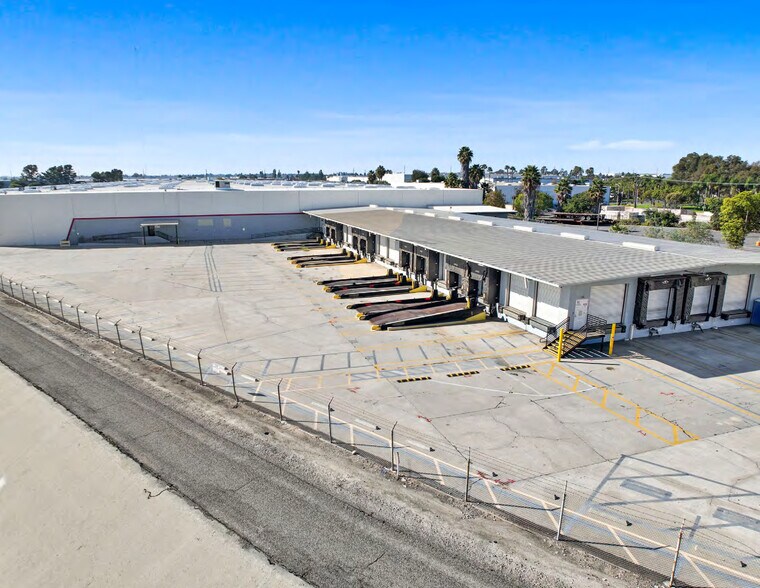 5650 Dolly Ave, Buena Park, CA à louer - Photo principale – Image 1 sur 5