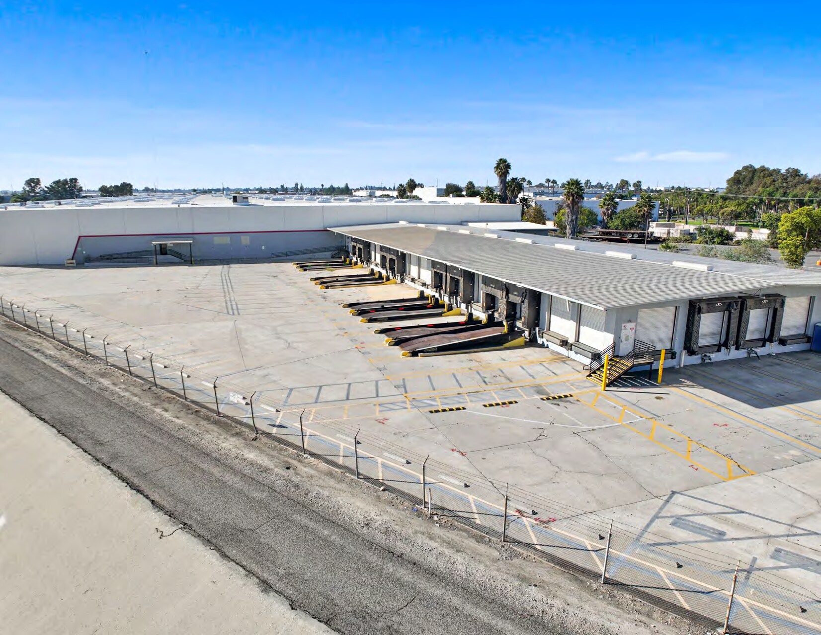 5650 Dolly Ave, Buena Park, CA à louer Photo principale– Image 1 sur 6