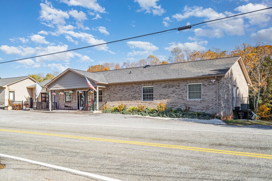 2415A-2415B-2441 S Center St, Hickory, NC à vendre - Photo principale – Image 1 sur 47