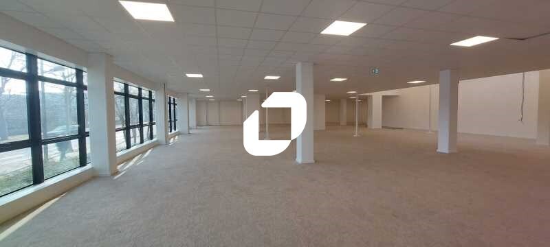 Bureau dans Saint-Denis à louer - Photo de l’immeuble – Image 2 sur 15