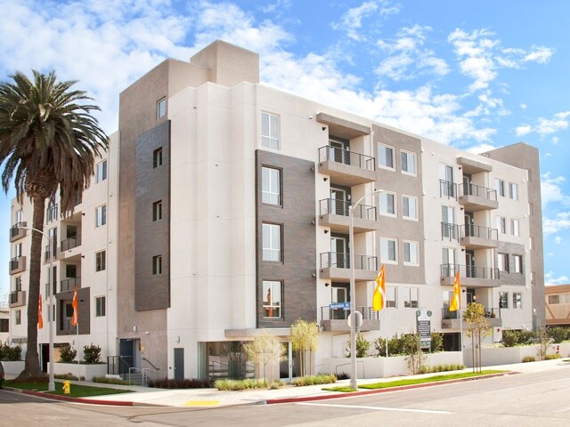 11900 Courtleigh Dr, Los Angeles, CA à vendre - Photo de l’immeuble – Image 2 sur 53