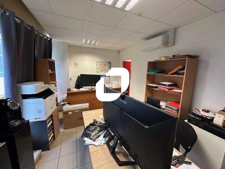 Bureau dans Stains à louer - Photo de l’immeuble – Image 1 sur 12