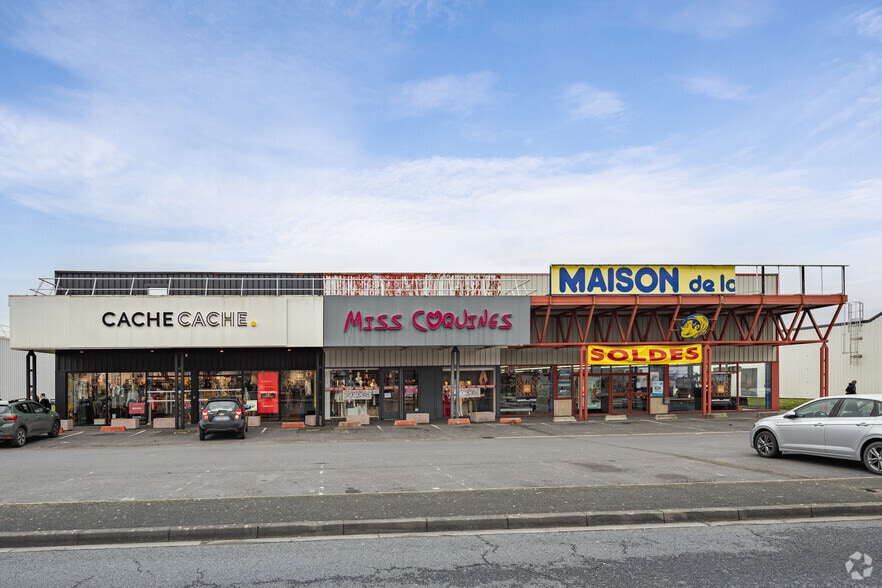 332 Rue De La Revolution Francaise, Saint-Maximin à louer - Photo de l’immeuble – Image 2 sur 2