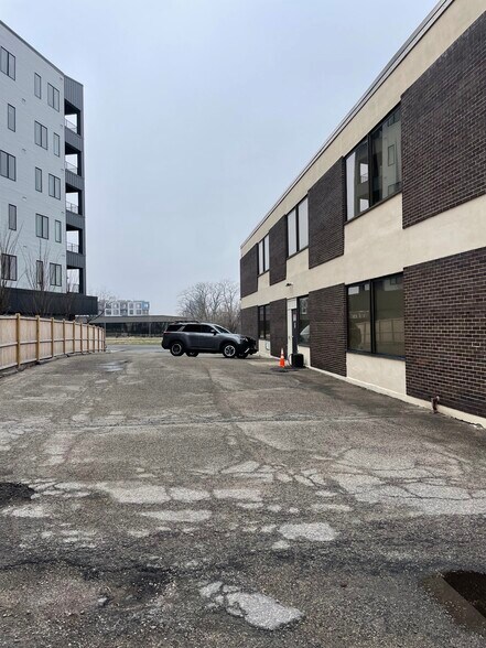 46 Leo Birmingham Pky, Brighton, MA à louer - Photo de l’immeuble – Image 2 sur 7