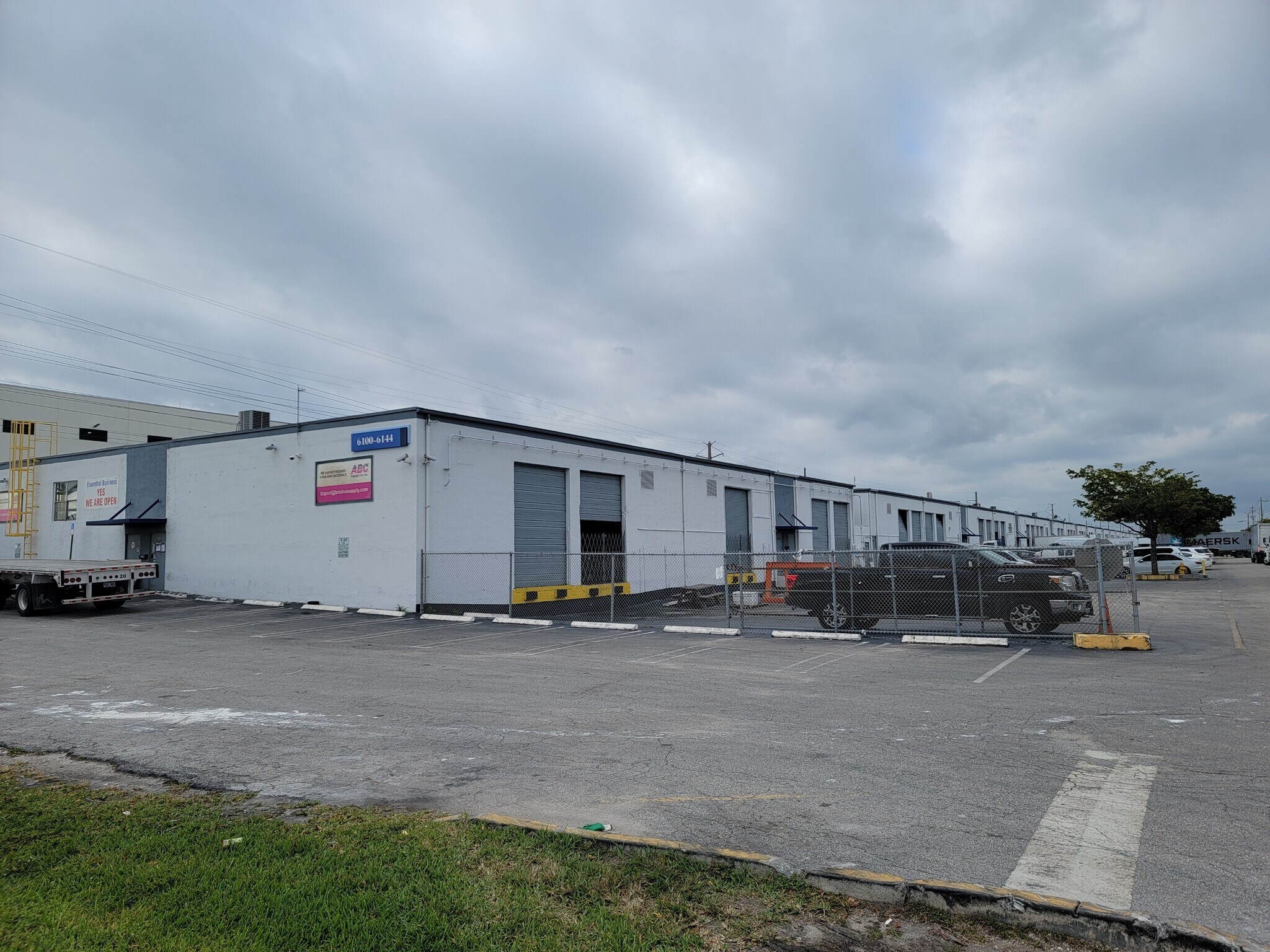 6100-6144 NW 74th Ave, Miami, FL à louer Photo de l’immeuble– Image 1 sur 17