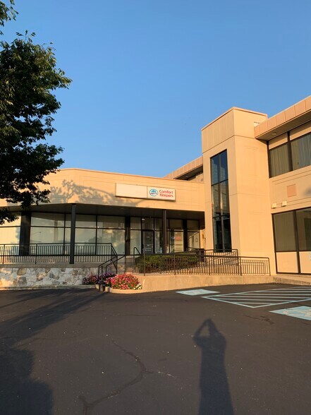 905 W Sproul Rd, Springfield, PA à louer - Photo de l’immeuble – Image 3 sur 6