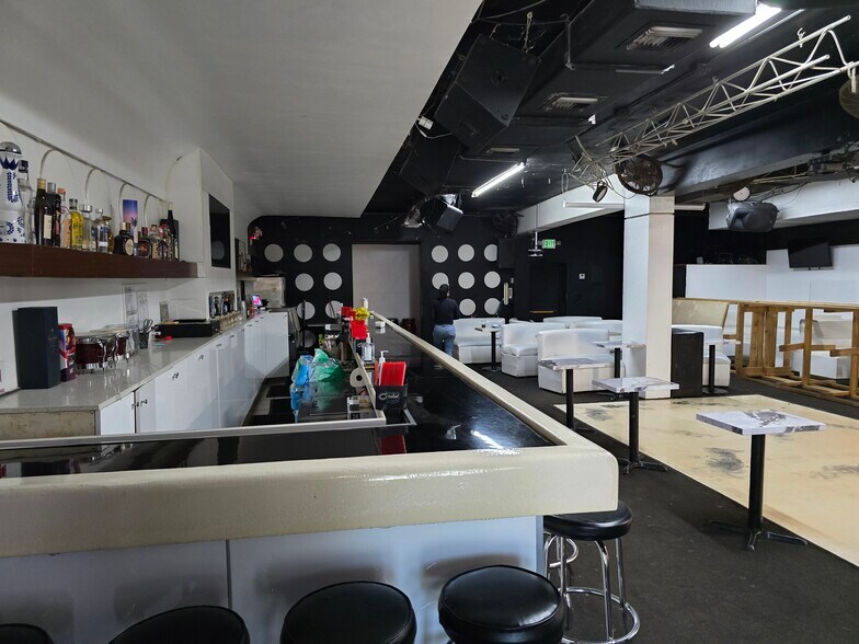 6045-6051 SW 8th St, Miami, FL à louer - Photo de l’immeuble – Image 3 sur 17