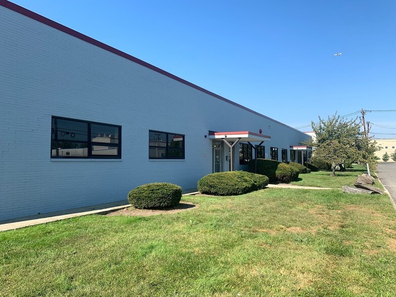99 Amor Ave, Carlstadt, NJ à louer - Photo de l’immeuble – Image 2 sur 6