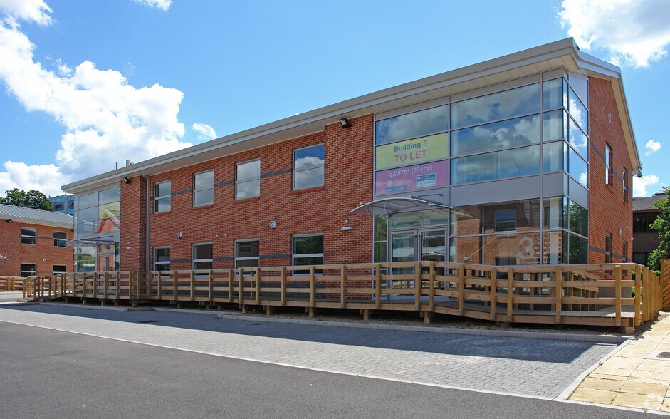 Molly Millars Ln, Wokingham à louer - Photo de l’immeuble – Image 3 sur 4
