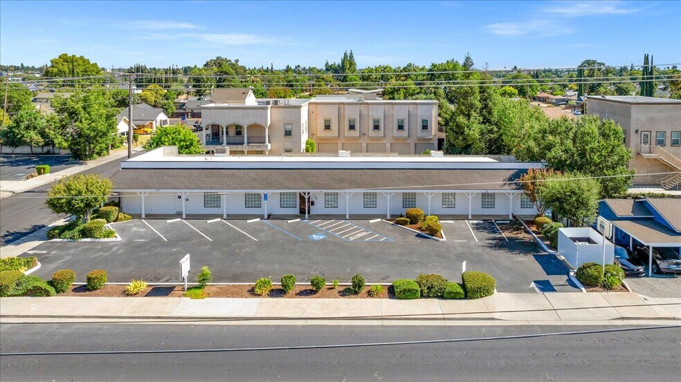 324-330 Bullard Ave, Clovis, CA à louer - Photo de l’immeuble – Image 3 sur 27