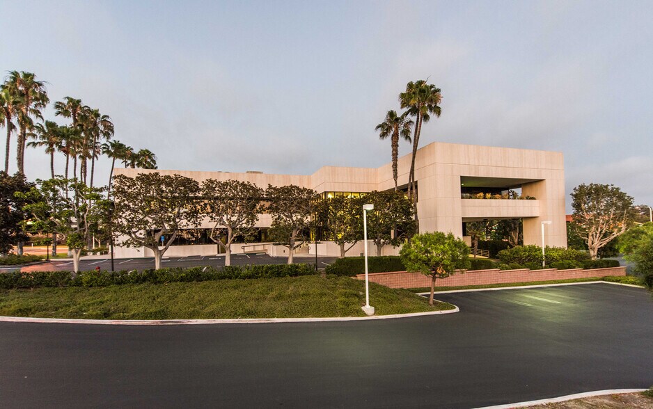 1100 Newport Center Dr, Newport Beach, CA à louer - Photo de l’immeuble – Image 1 sur 12