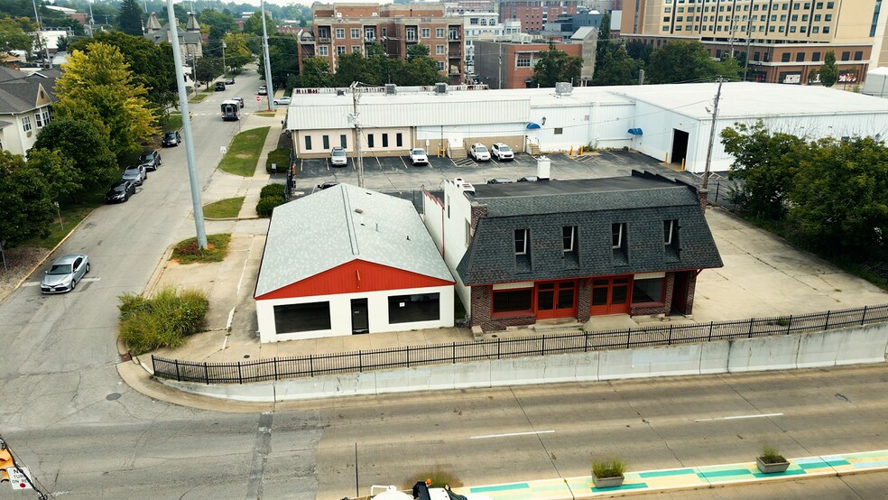 Former Dealership for Sale portefeuille de 2 biens à vendre sur LoopNet.fr - Photo de l’immeuble – Image 2 sur 35