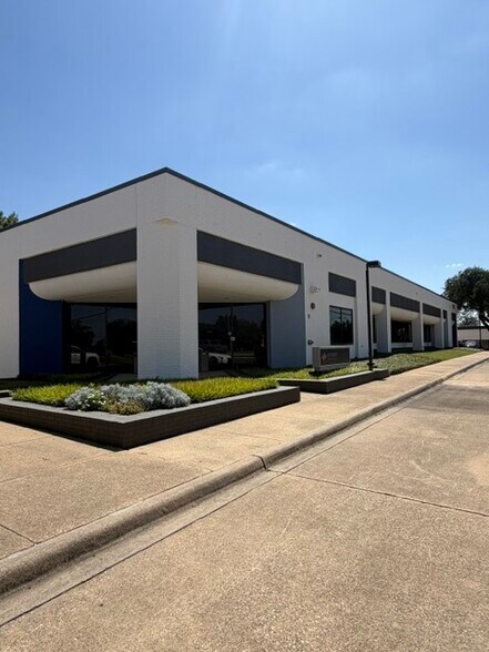 1220 E Campbell Rd E, Richardson, TX à louer - Photo de l’immeuble – Image 3 sur 10