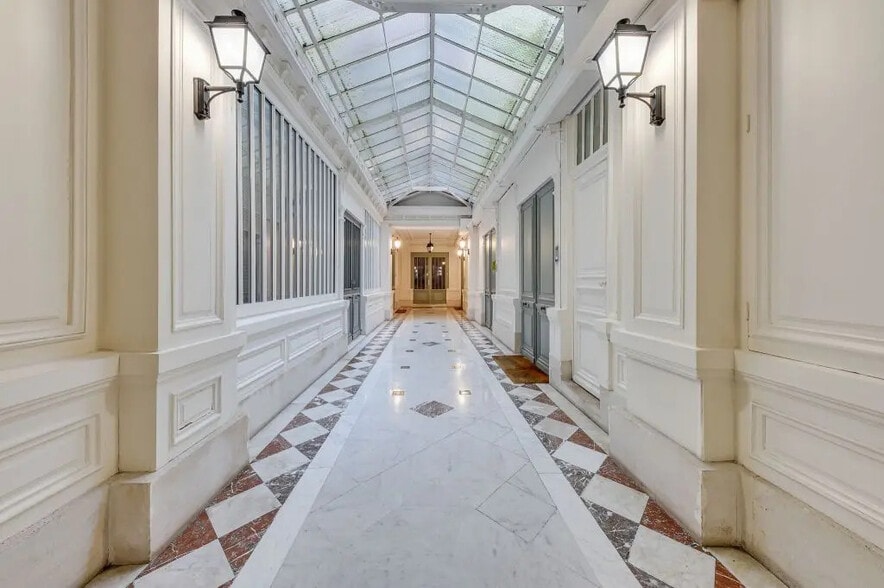 20-22 Rue Richer, Paris à louer - Photo de l’immeuble – Image 1 sur 13