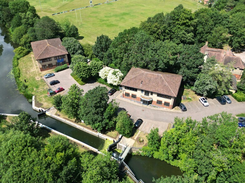 6 Rushmills, Northampton à louer - Photo de l’immeuble – Image 2 sur 8