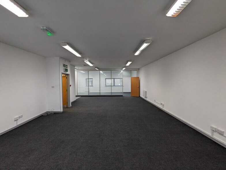 Boundary Rd, Woking à louer - Photo de l’immeuble – Image 3 sur 15