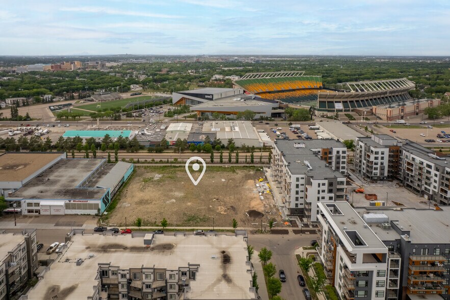 8490 106A Av NW, Edmonton, AB à vendre - Photo de l’immeuble – Image 3 sur 34