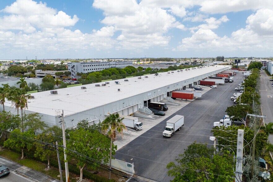 7770 NW 46th St, Doral, FL à vendre - Photo de l’immeuble – Image 3 sur 34