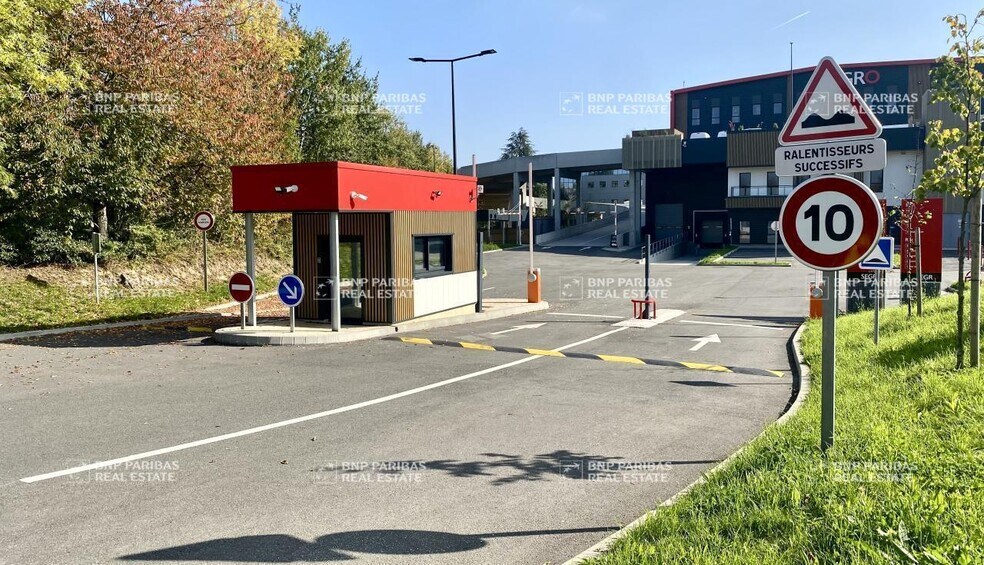Local d’activités dans Élancourt à louer - Photo de l’immeuble – Image 1 sur 33