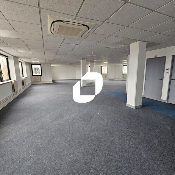 Bureau dans Saint-Denis à vendre - Photo de l’immeuble – Image 3 sur 11
