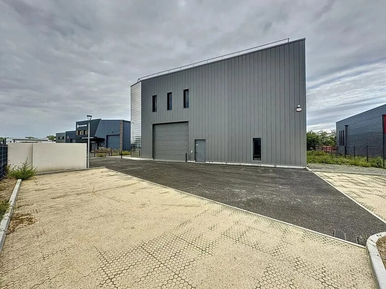 Local d'activités dans Portet-sur-Garonne à vendre - Photo de l’immeuble – Image 2 sur 4