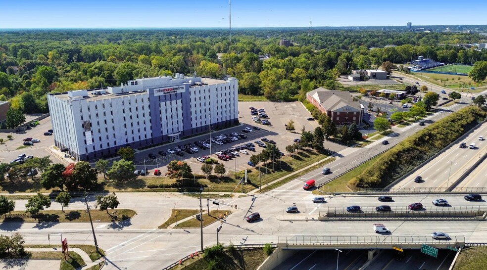 24901 Northwestern Hwy, Southfield, MI à louer - Photo de l’immeuble – Image 2 sur 7