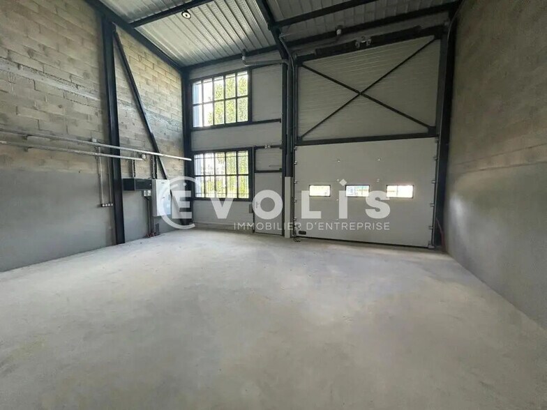 Local d’activités dans Ormoy à louer - Photo de l’immeuble – Image 2 sur 8