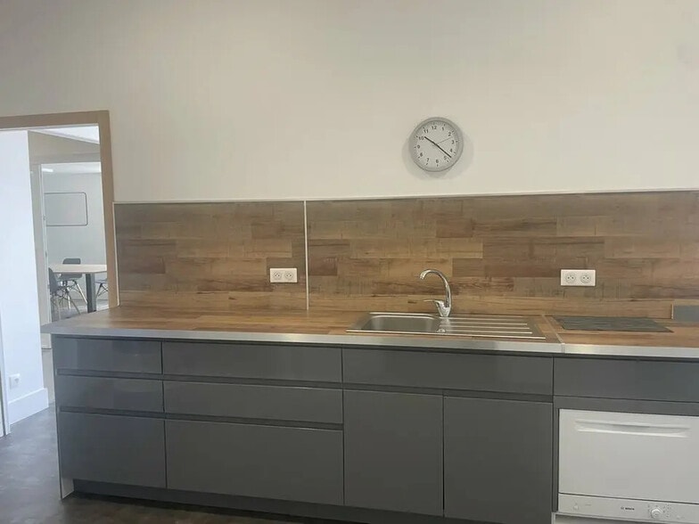 Local d'activités dans Bretteville-sur-Odon à vendre - Photo de l’immeuble – Image 2 sur 7