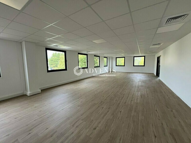 3 Rue Du Gevaudan, Lisses à louer - Photo intérieure – Image 3 sur 3