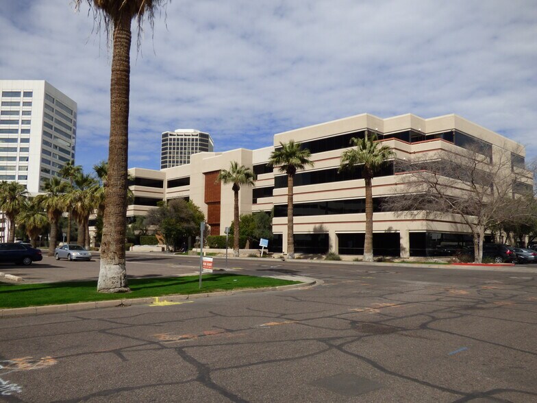 202 E Earll Dr, Phoenix, AZ à vendre - Photo de l’immeuble – Image 2 sur 63