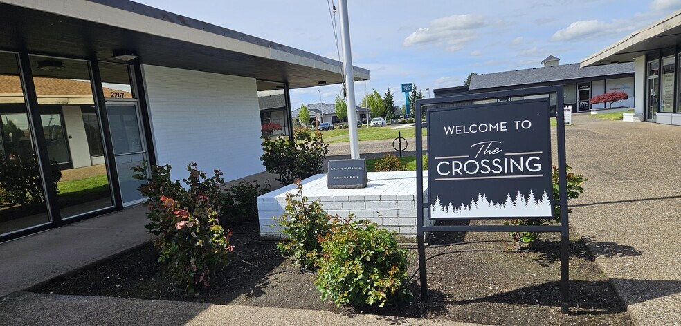 2241-2247 Country Club Rd, Woodburn, OR à louer - Photo principale – Image 1 sur 5