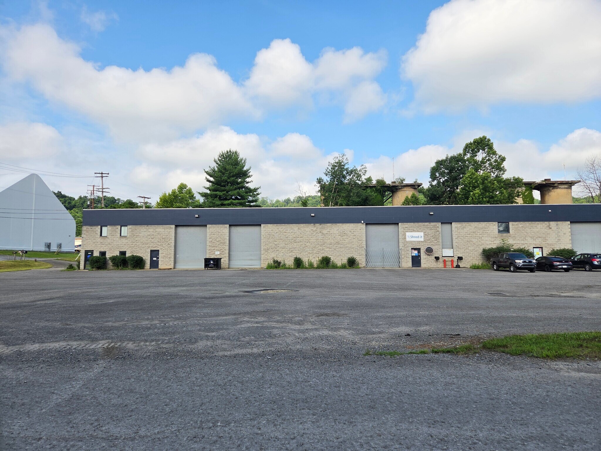 2201 Morgantown Industrial Park Dr, Morgantown, WV à louer Photo principale– Image 1 sur 7