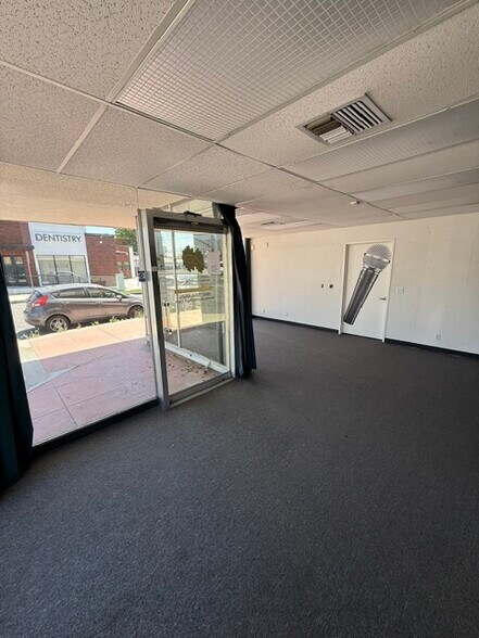 2700 W Burbank Blvd, Burbank, CA à vendre - Photo de l’immeuble – Image 3 sur 11