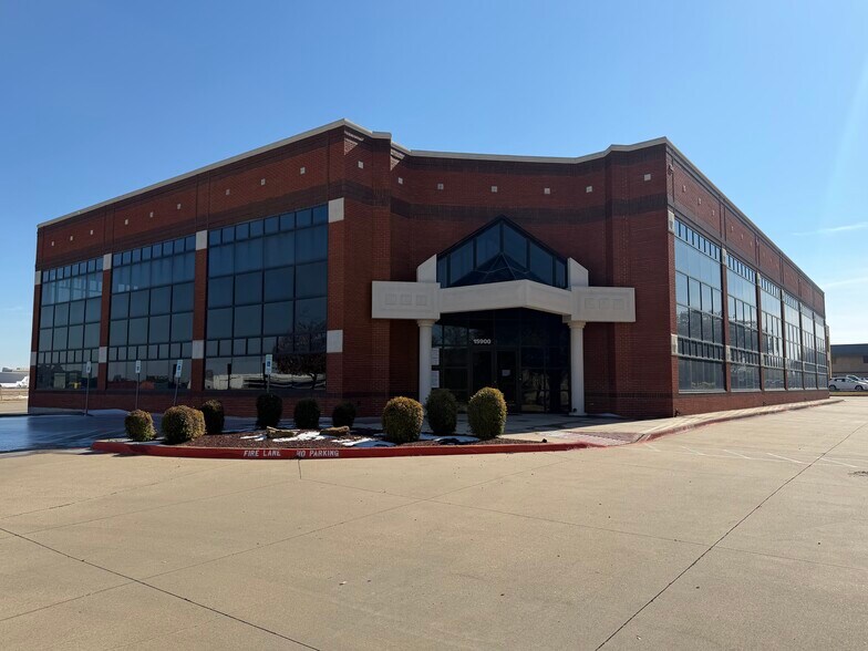 15900 Dooley Rd, Addison, TX à louer - Photo principale – Image 1 sur 18