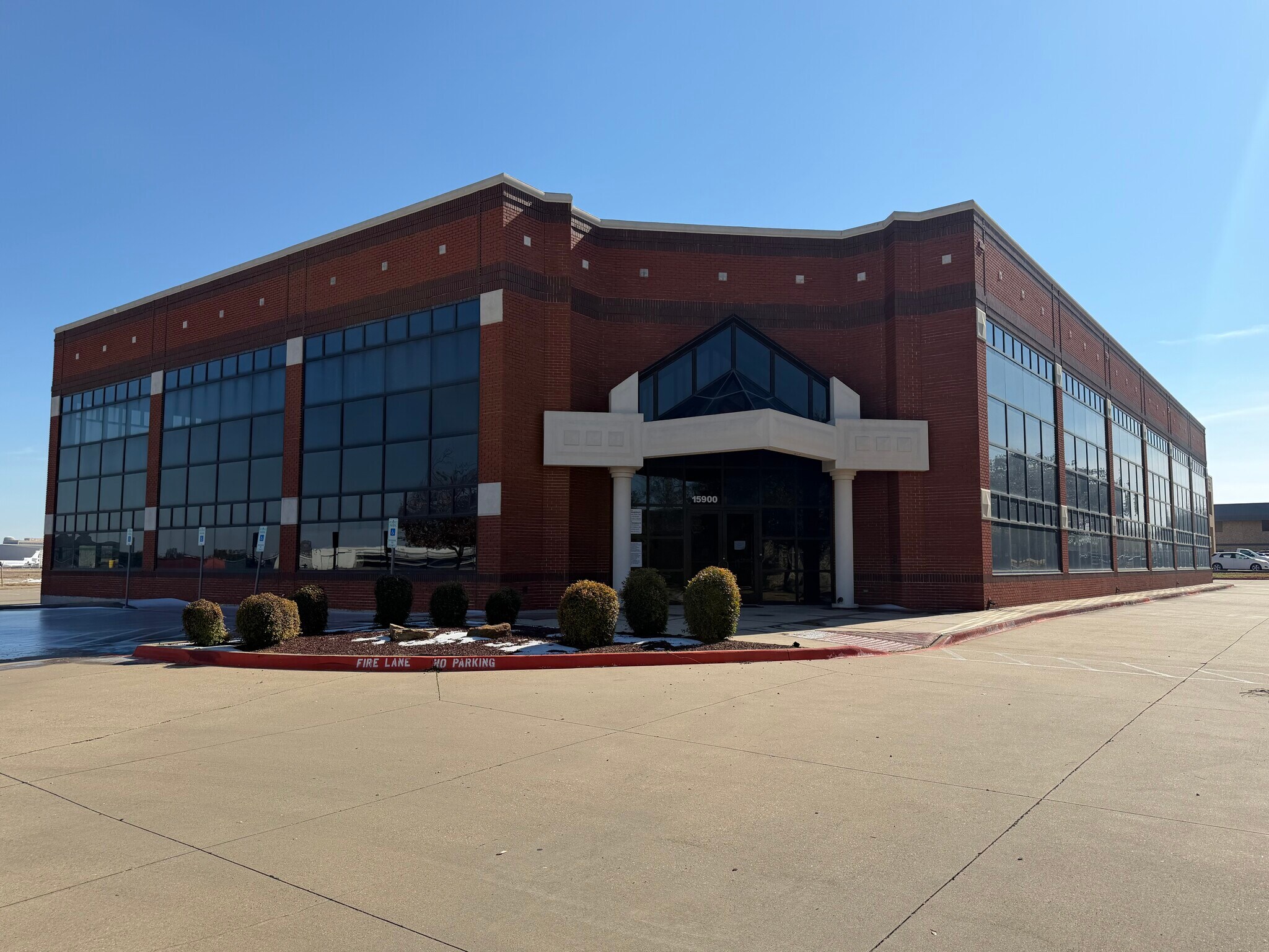 15900 Dooley Rd, Addison, TX à louer Photo principale– Image 1 sur 19