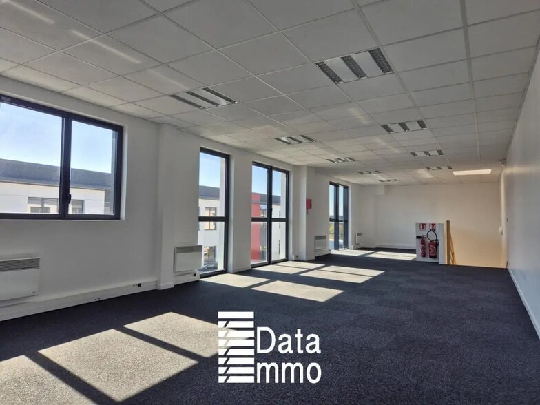 330 Avenue Marguerite Perey, Lieusaint à louer - Photo de l’immeuble – Image 3 sur 9