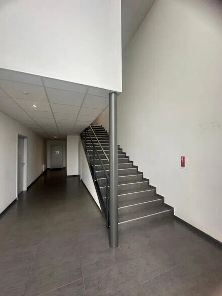 Bureau dans Behren-lès-Forbach à louer - Photo de l’immeuble – Image 3 sur 7