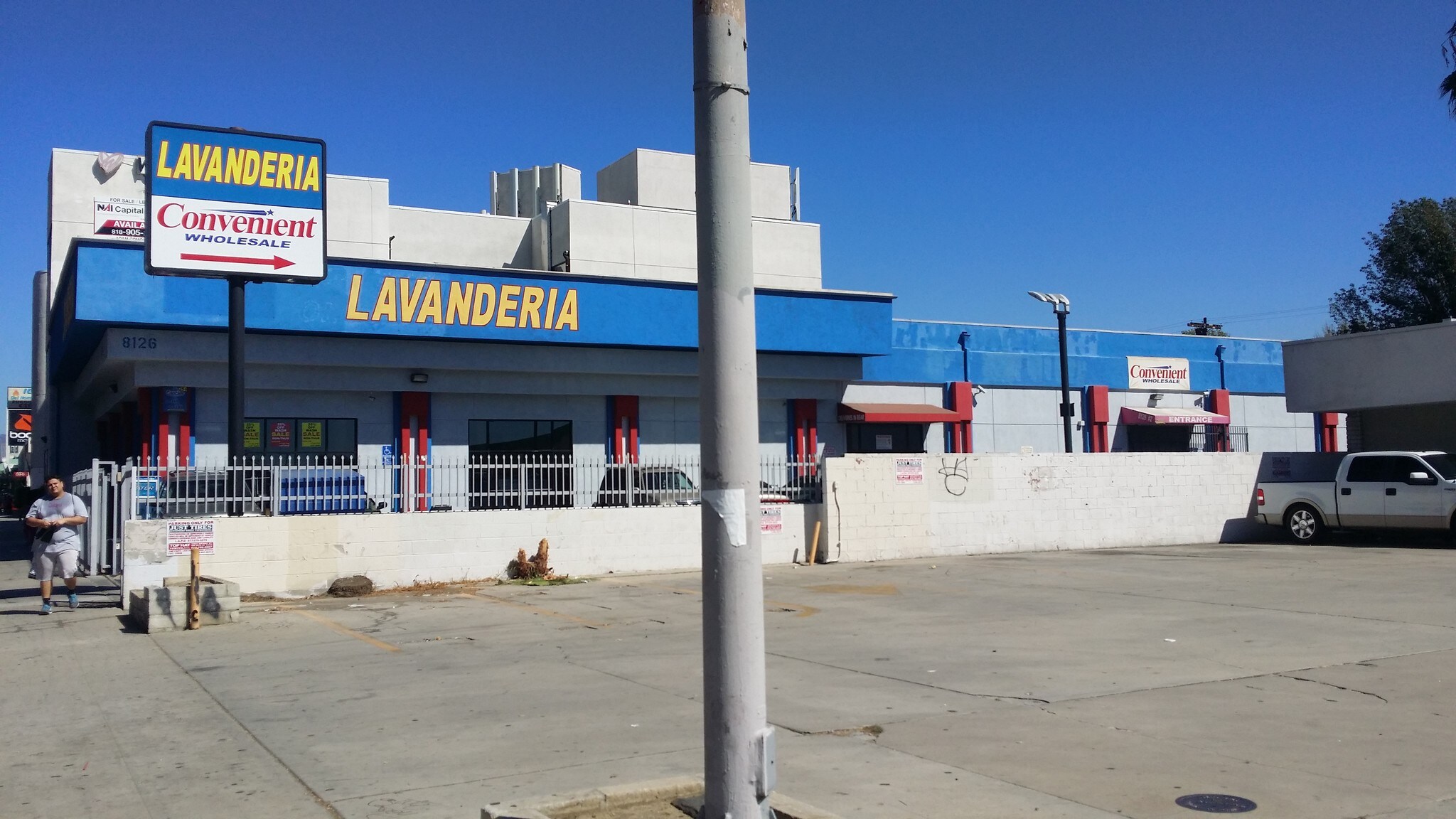 8126 Van Nuys Blvd, Van Nuys, CA à louer Photo principale– Image 1 sur 10