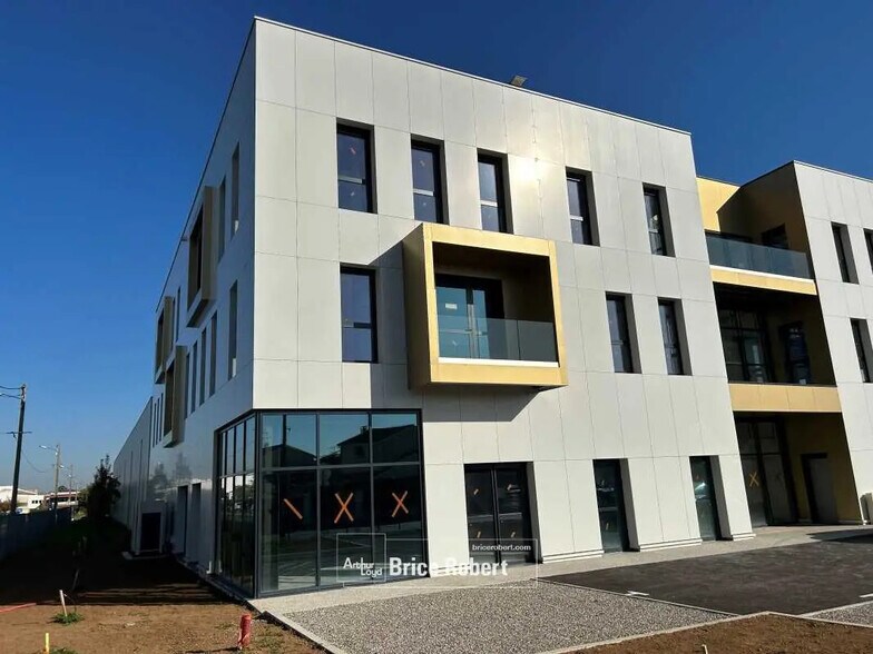 Local d'activités dans Décines-Charpieu à vendre - Photo de l’immeuble – Image 1 sur 6