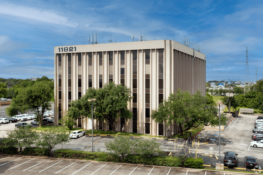 11821 E I-10 Fwy, Houston, TX à louer - Photo de l’immeuble – Image 2 sur 3